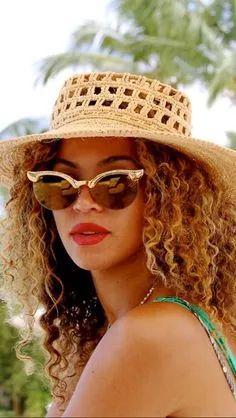 Choose The Best Sunglasses for Triangular Face Shape
